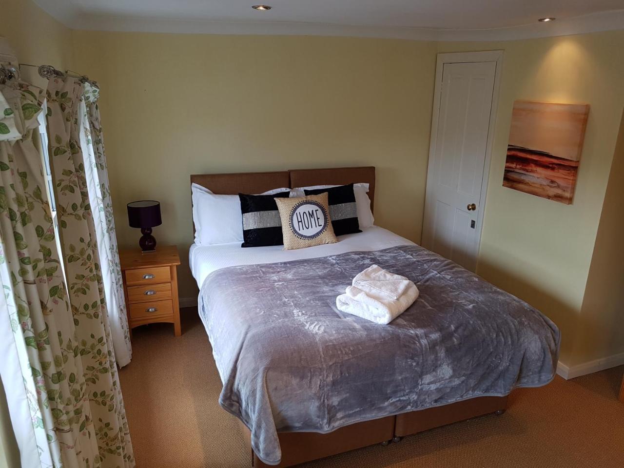 Slough Centre Townhouse With Driveway Parking For Up To Two Cars Appartement Buitenkant foto