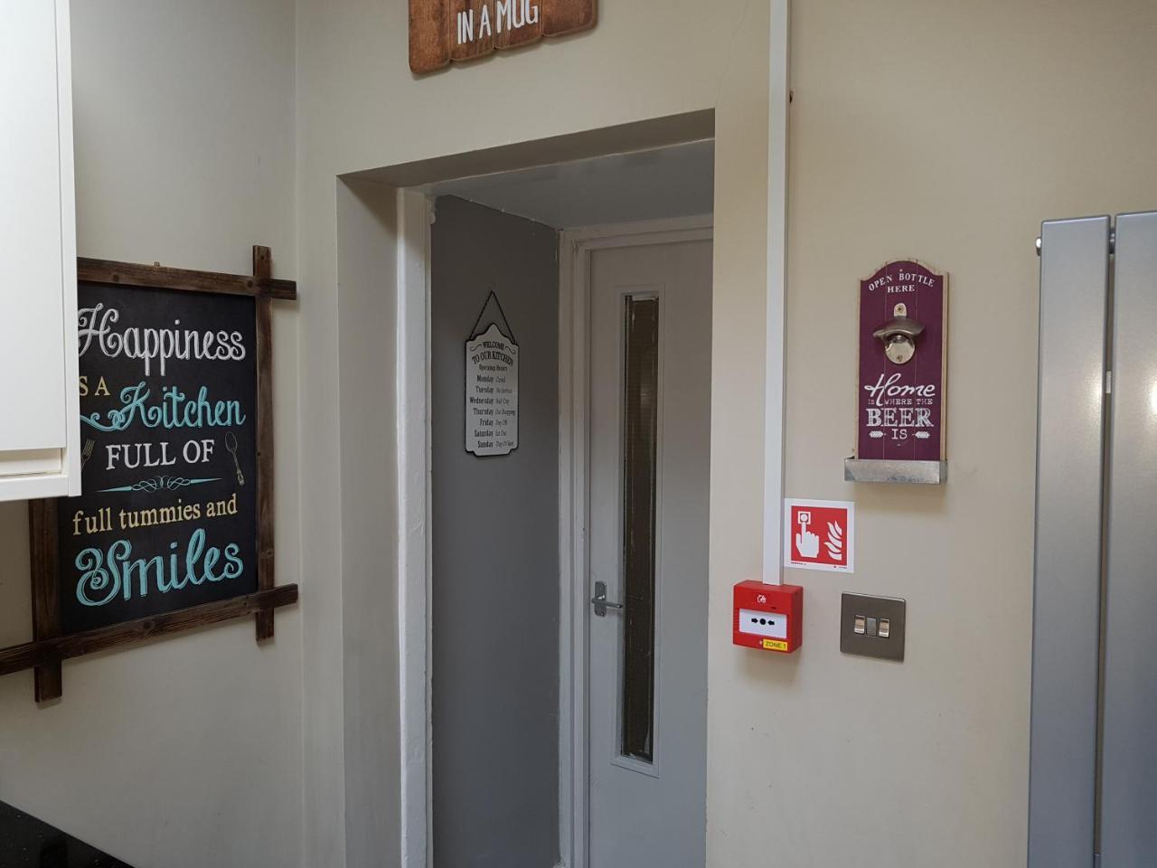 Slough Centre Townhouse With Driveway Parking For Up To Two Cars Appartement Buitenkant foto