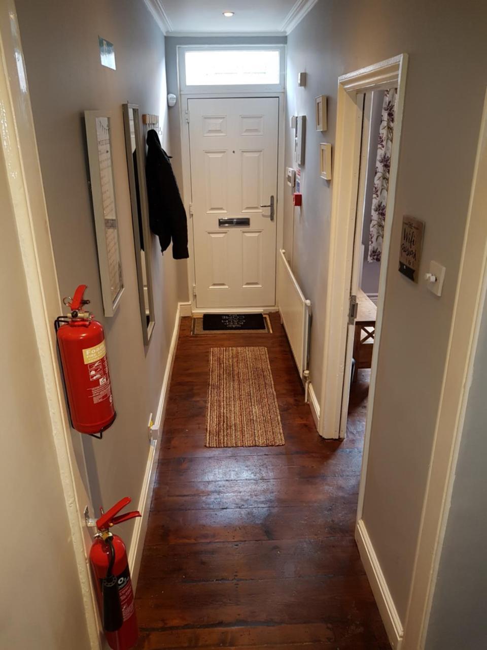 Slough Centre Townhouse With Driveway Parking For Up To Two Cars Appartement Buitenkant foto