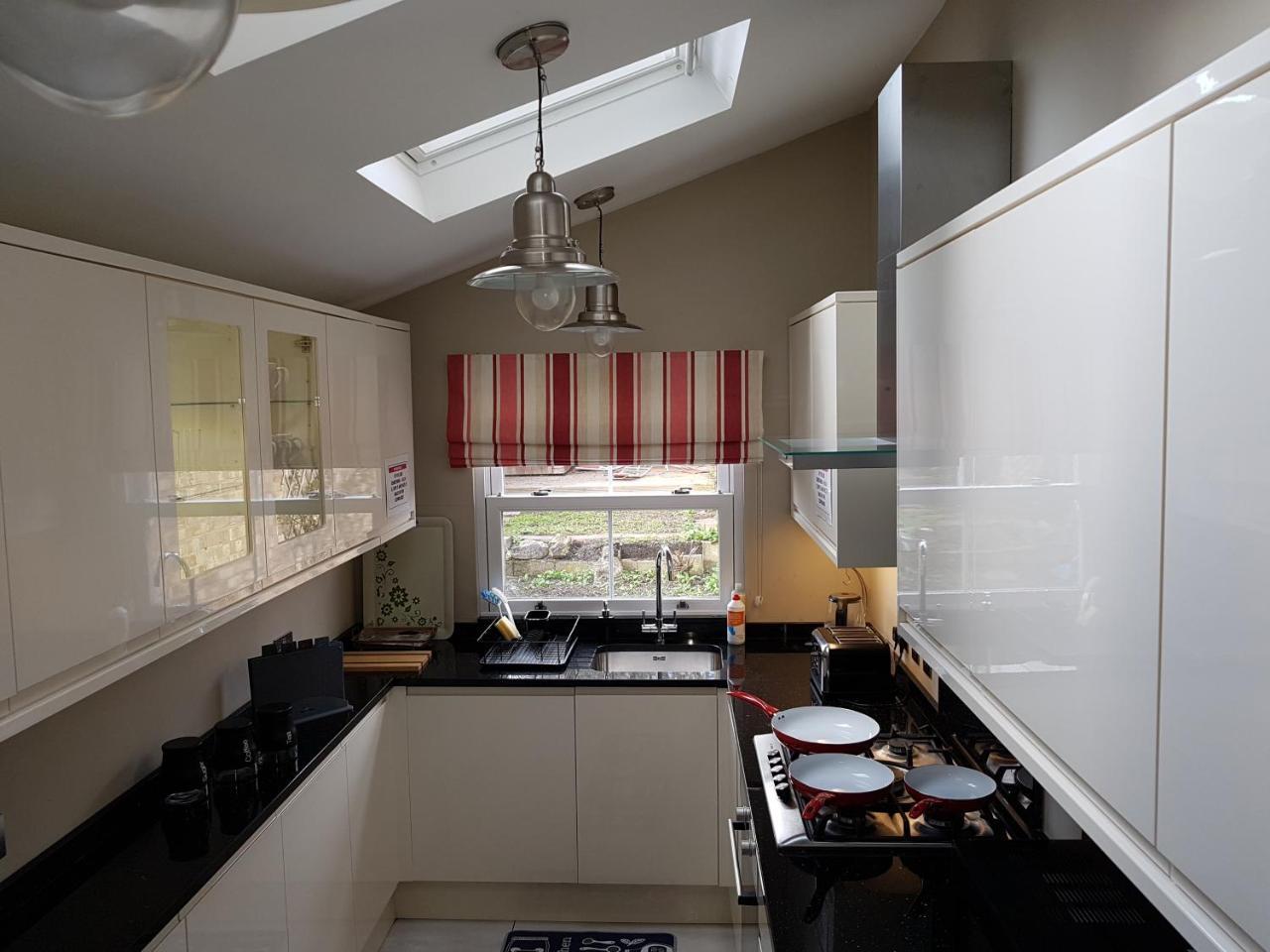 Slough Centre Townhouse With Driveway Parking For Up To Two Cars Appartement Buitenkant foto