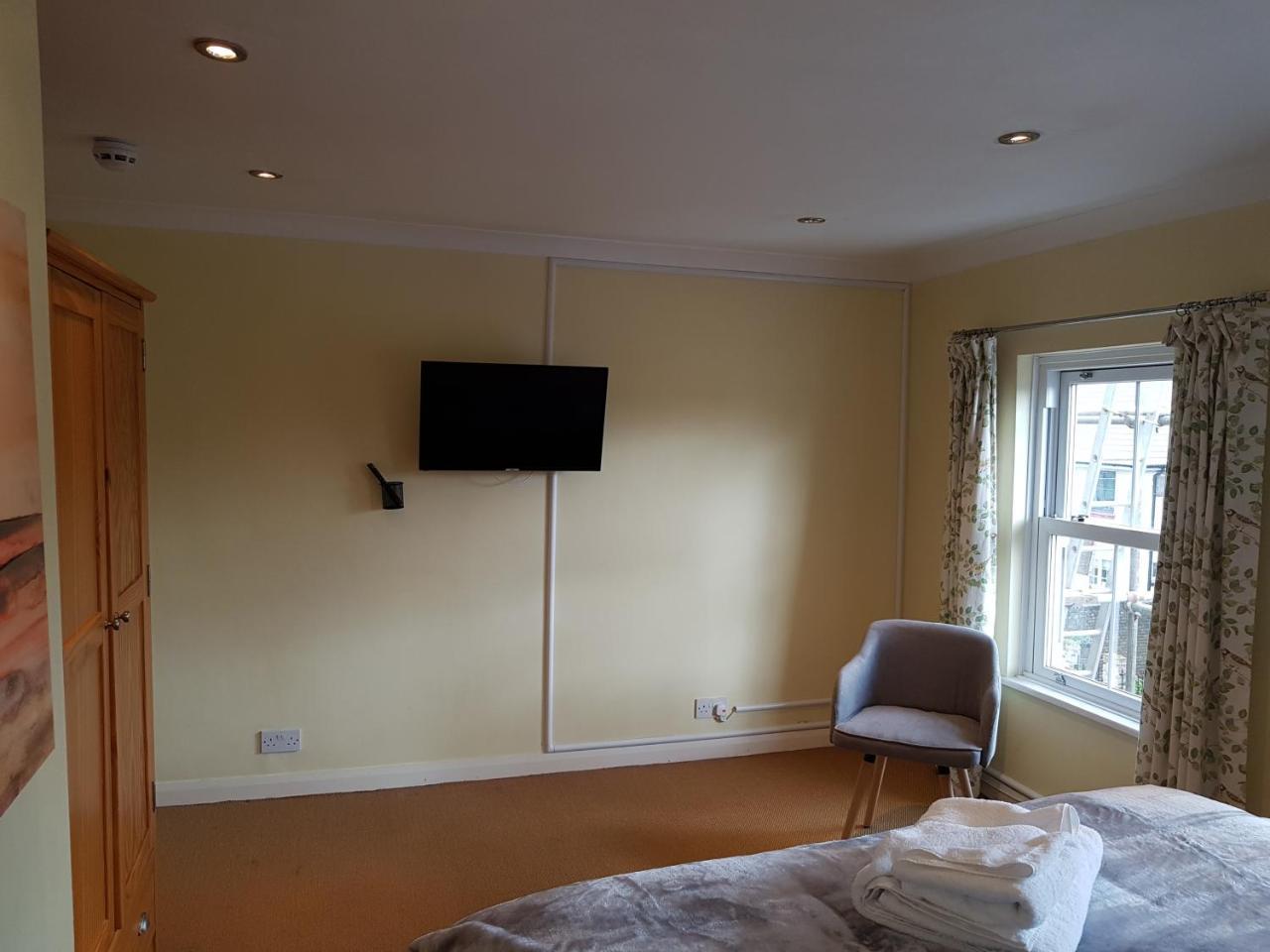 Slough Centre Townhouse With Driveway Parking For Up To Two Cars Appartement Buitenkant foto