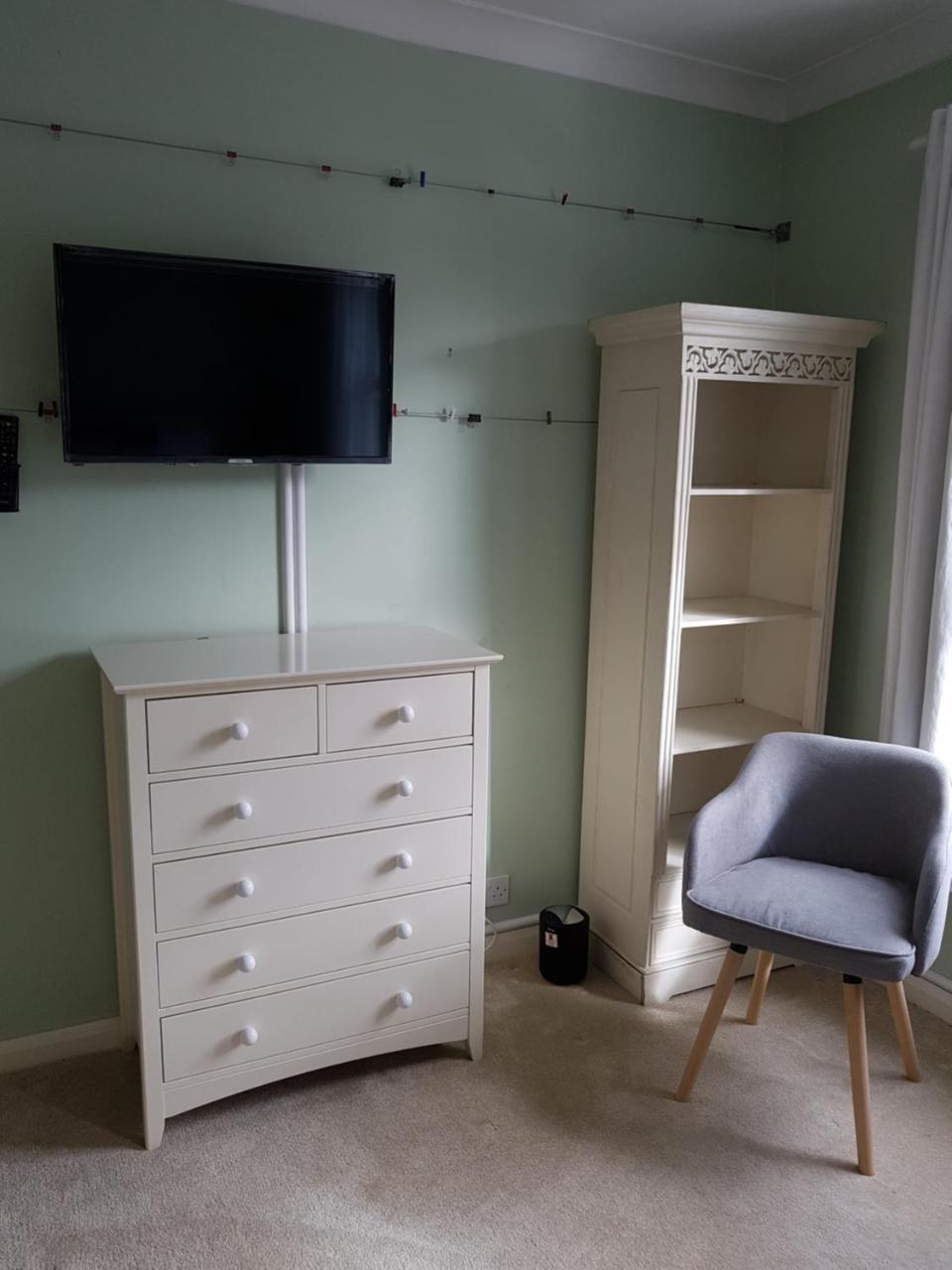 Slough Centre Townhouse With Driveway Parking For Up To Two Cars Appartement Buitenkant foto