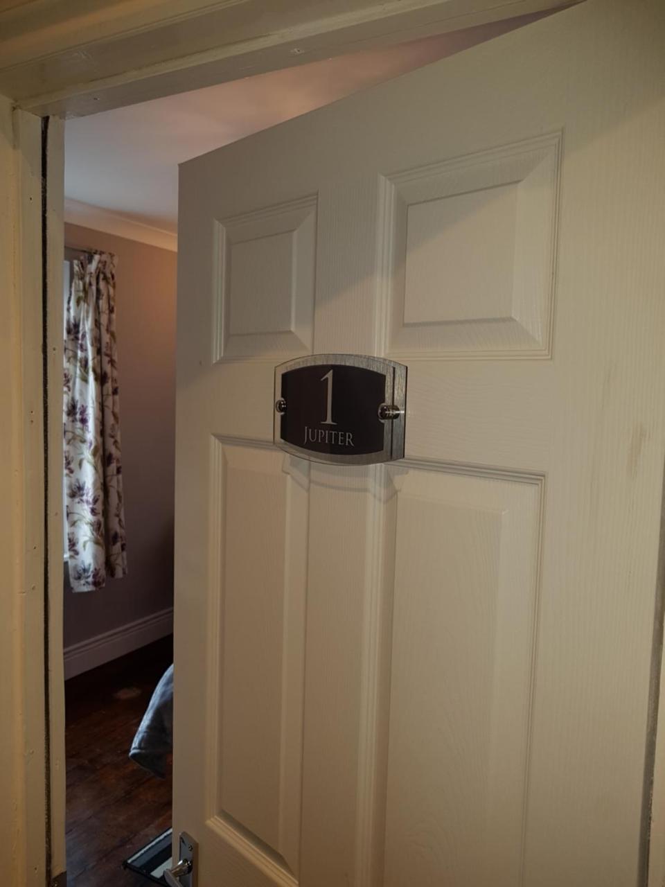 Slough Centre Townhouse With Driveway Parking For Up To Two Cars Appartement Buitenkant foto