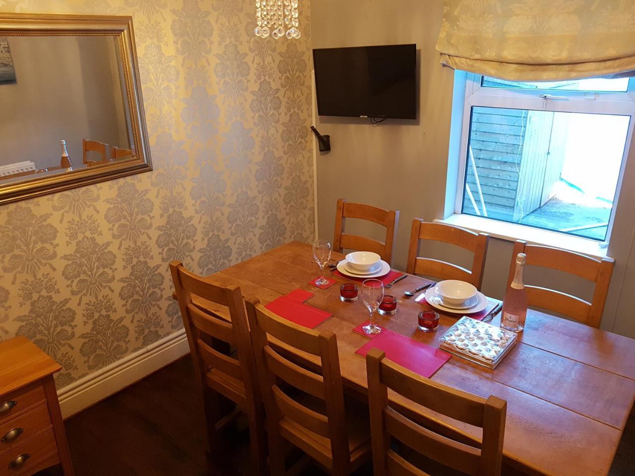 Slough Centre Townhouse With Driveway Parking For Up To Two Cars Appartement Buitenkant foto